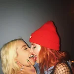 Bella Thorne · Lesbian Kiss Foto 1