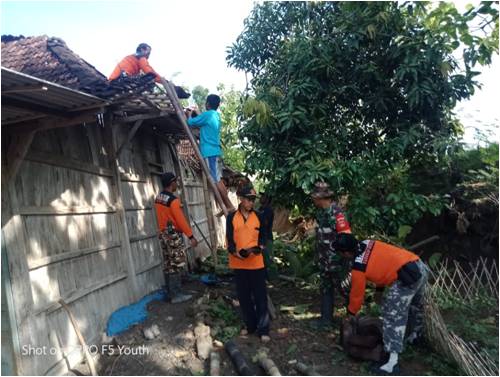 Babinsa Baleharjo Karya Bakti Penanggulangan Bencana Alam