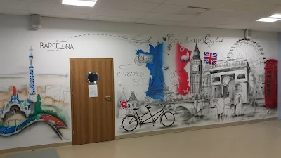 Mural w szkole, Malowanie graffiti na terenie szkoły, artystyczne graffiti w klasie językowej, mural 3D w klasie, malowidła ścienne do szkoły