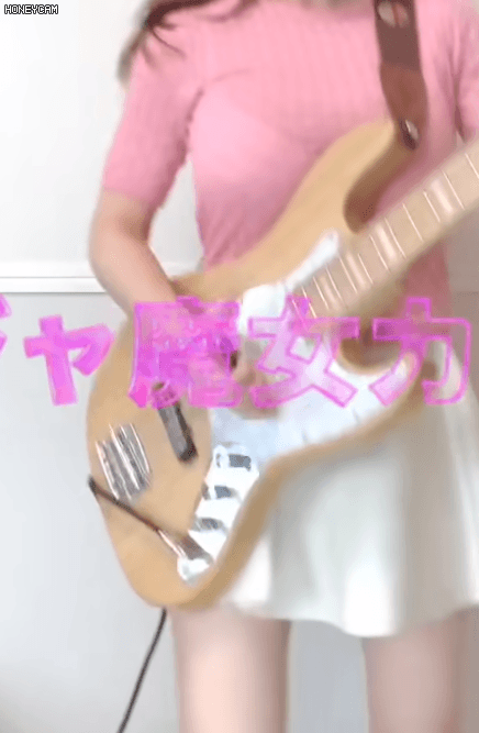 묵직하게 베이스 치는 여자