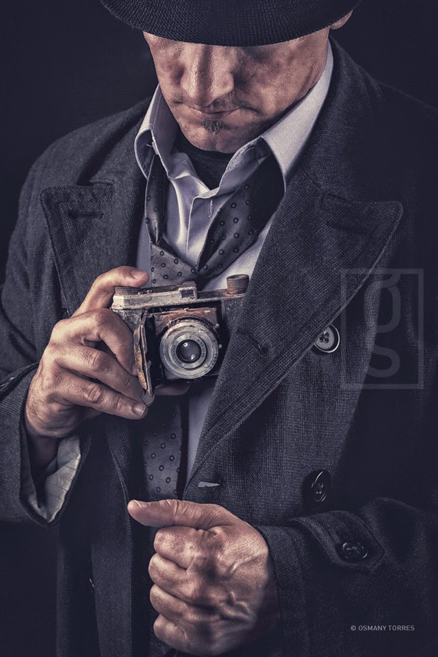 доска детектива с нитками. где работает детектив. частная детективная деятельность. где работает детектив. сыщик.