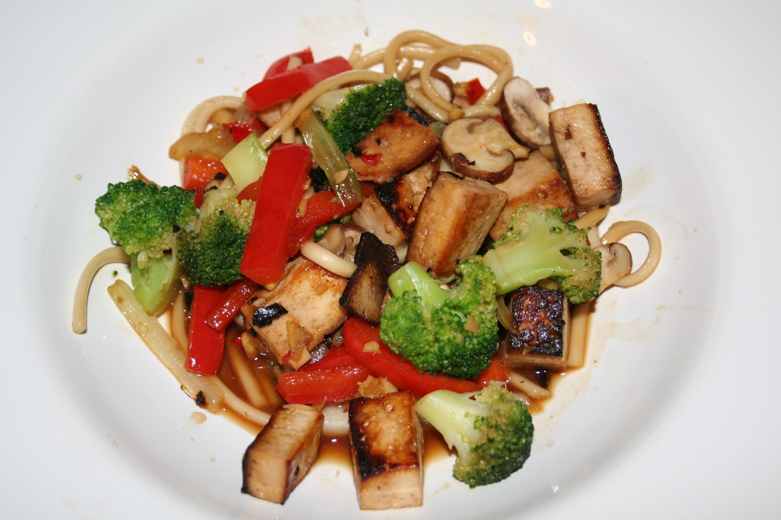 Tofu mit Nudeln und Gemüse Tofu mit Nudeln und Gemüse