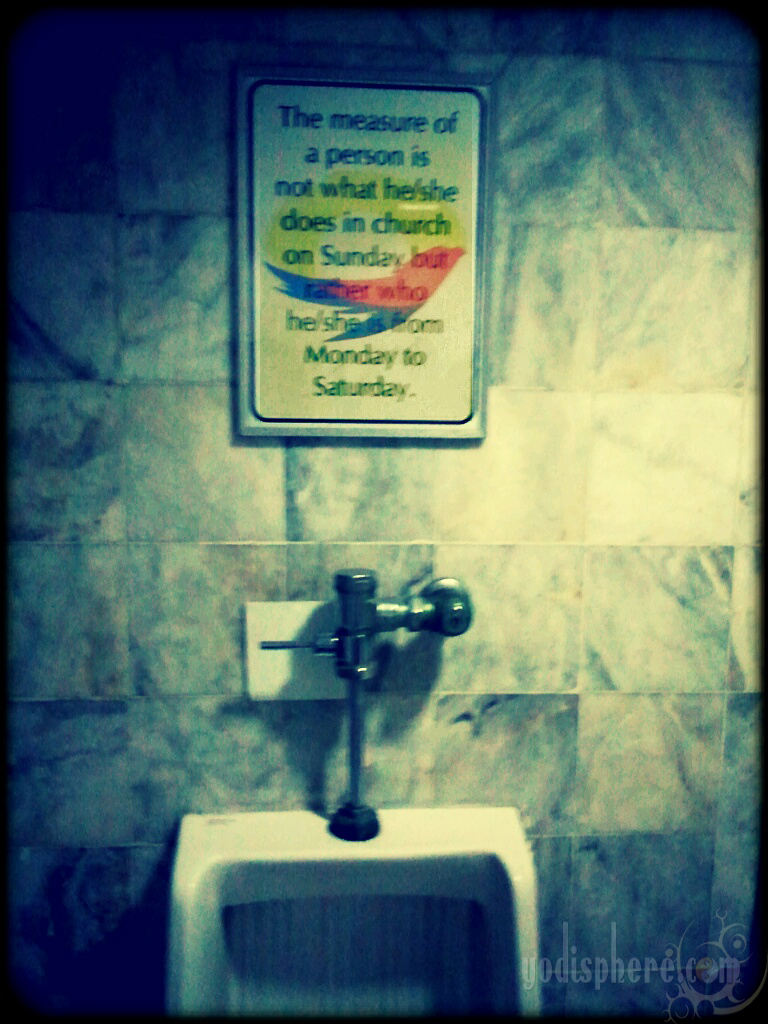 [Mobile Snapshot] Men's Urinal Wisdom What is the Measure of a Person