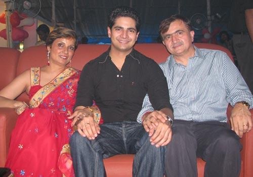 Karan Mehra bersama orang tuanya
