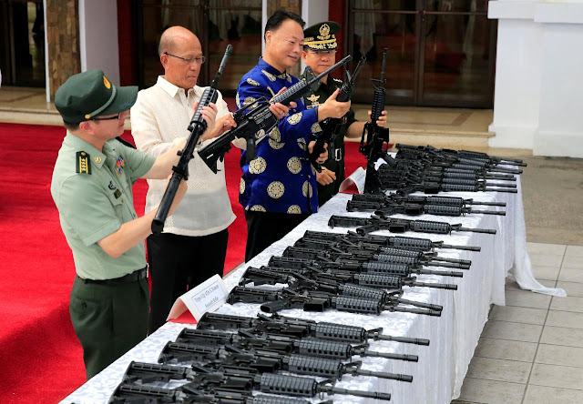 Image Attribute: Philippine Defense Secretary Delfin Lorenzana (2nd from L), with H.E. Zhao Jianhua (2nd from R), ambassador of People's Republic of China to the Philippines and General Eduardo Ano (R), Chief of Staff of the Armed Forces of the Philippines, inspects automatic rifles Type CQ- A5b 5.56mm during the handover ceremony of China's urgent military assistance to the Philippines at the military camp in Camp Aguinaldo in Quezon City, Metro Manila, Philippines October 5, 2017. REUTERS/Romeo Ranoco