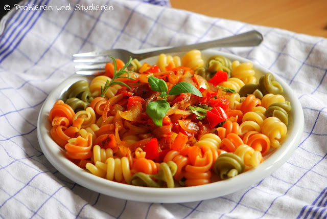 Probieren und Studieren : Bunte Pasta mit bunten Paprikagemüse