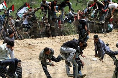 illegal-immigrants-climbing-fence.jpg