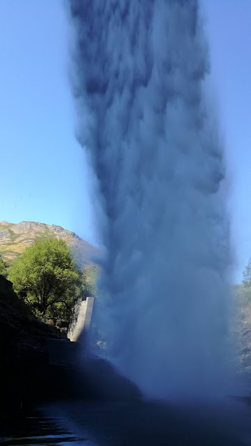 Vista de Baixo do jato da barragem de Vilarinho da Furna Vista de Baixo do jato da barragem de Vilarinho da Furna