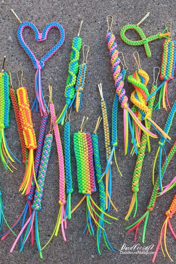 Make your own Boondoggle Keychains!    Oh my goodness you guys.  I love Boondoggle! I was pretty involved in a little business venture around the age of 10 making keychains.   Learn how to make your own boondoggle keychains using plastic lacing cord for the perfect Summer craft!