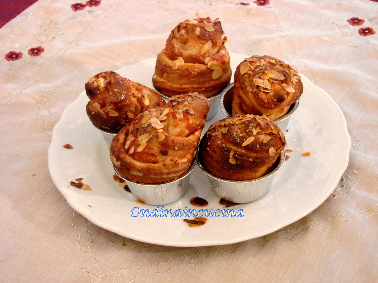 focaccine dolci alla confettura di melacotogna, cannella e mandorle, con pasta madre