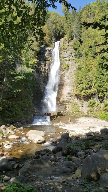 Vue sur la chute Jean Larose à partir du sentier Mestashibo
