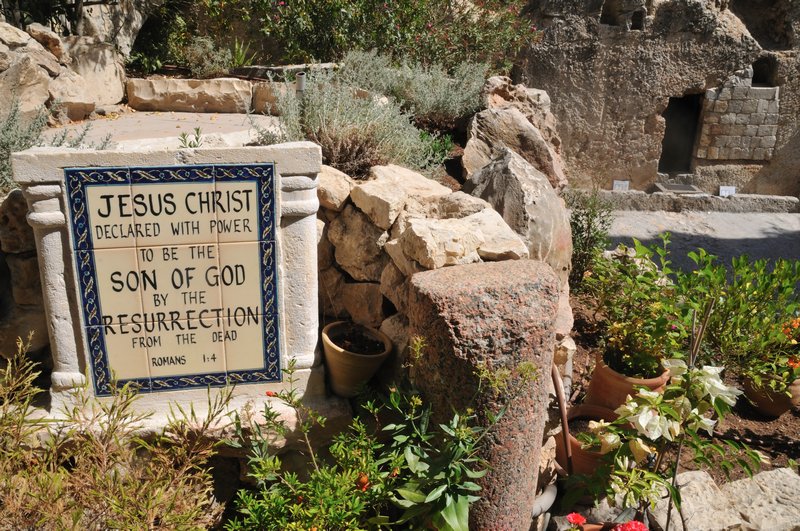 NUESTRA SEÑORA DE LOURDES... La tumba del jardín.