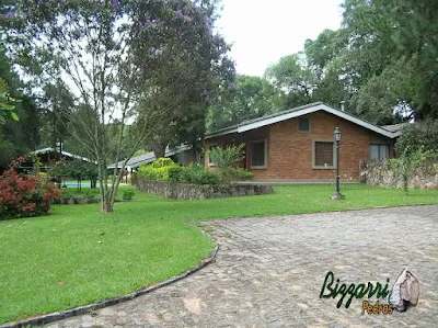 Execução do muro de pedra com pedras rústicas em sítio em Bragança Paulista-SP com a construção da casa com churrasqueira, piscina, casa de hóspedes com o gramado com grama São Carlos e o calçamento com pedra paralelepípedo e as guias com pedras folheta.