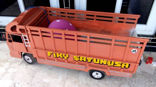 truk besar mainan-merah tua