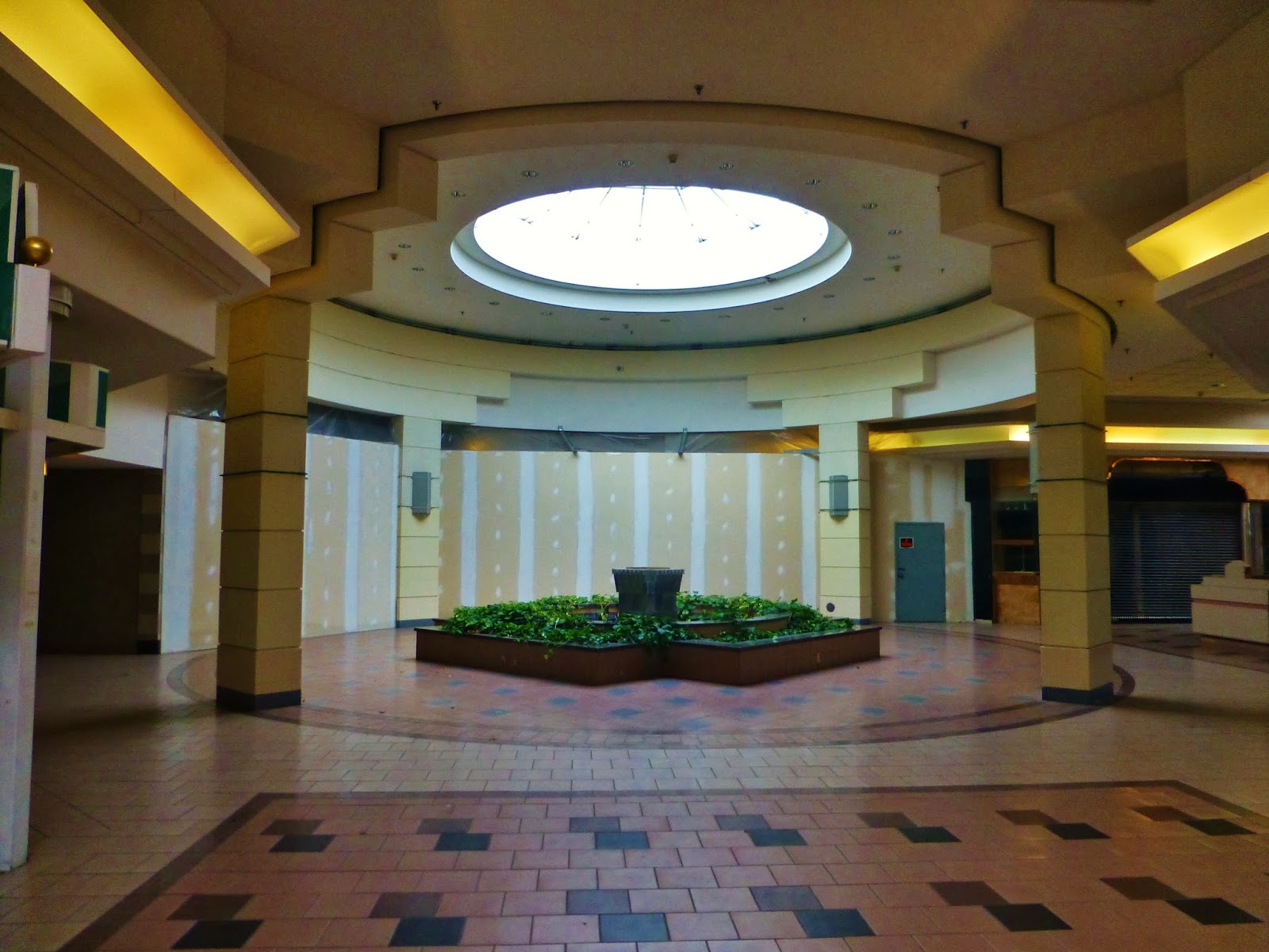 Dead and Dying retail Mellett Mall / Canton Centre in Canton, Ohio