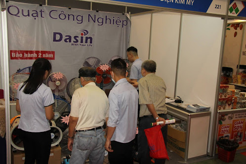 Hội chợ thu hút nhiều khách hàng mua quạt tích điện dùng pin Dasin