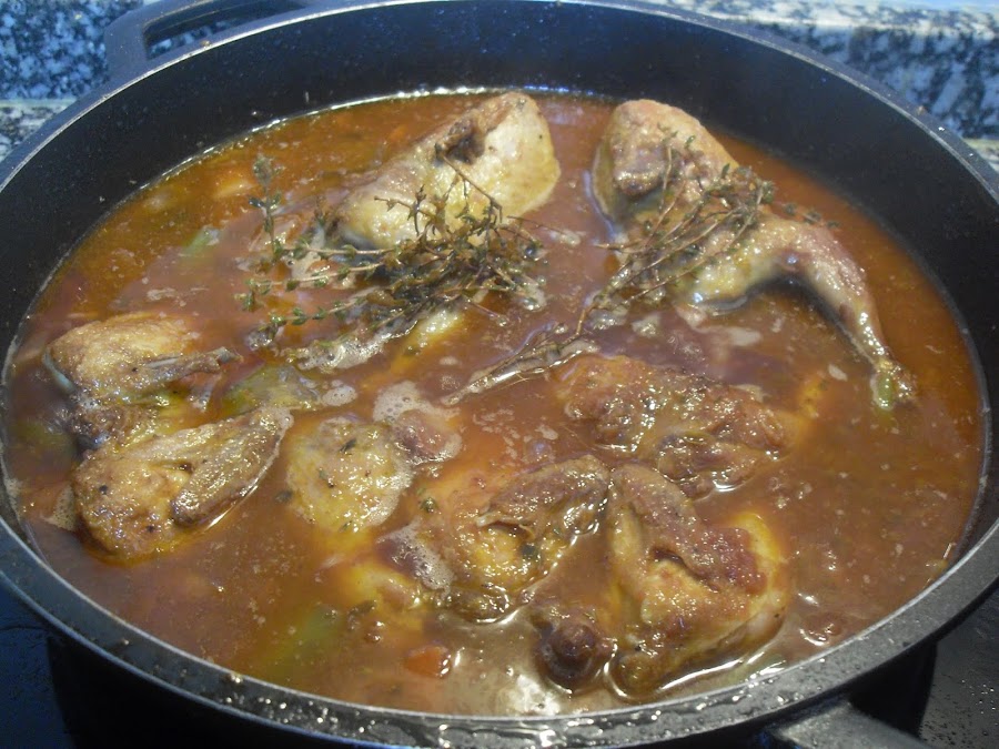 Cubierta las codornices con el caldo de verduras.