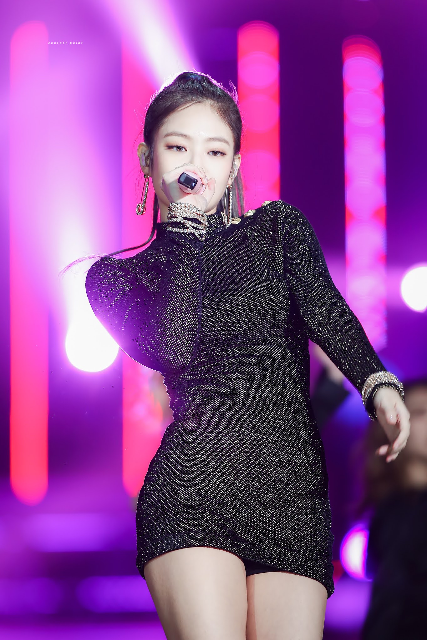 블랙핑크 제니 블랙 앤 화이트 - 꾸르