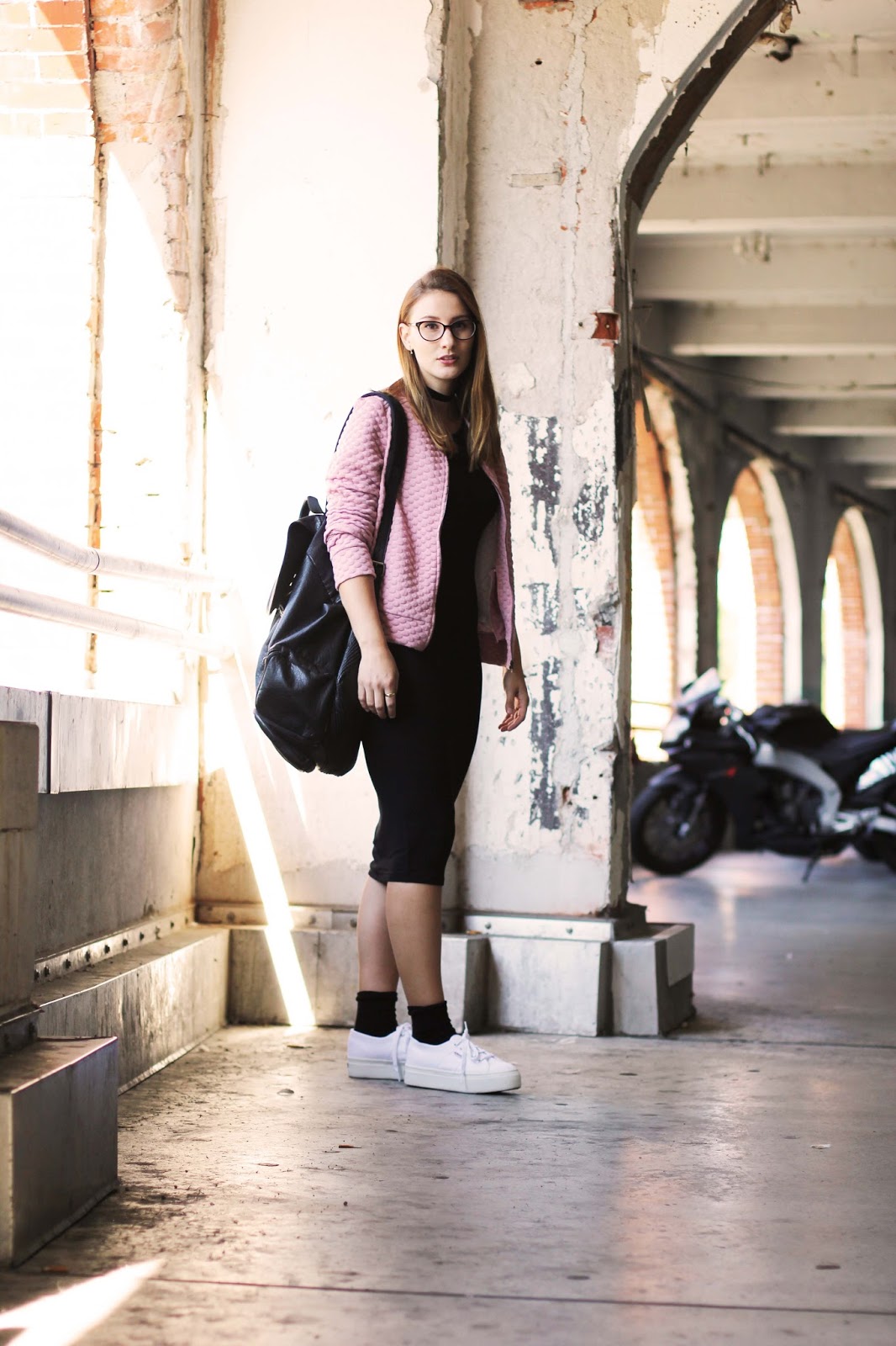 Outfit: Rosa Bomberjacke und Superga Platform Sneaker