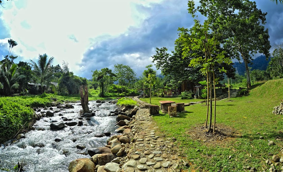 Resort Cantik Tepi Sungai Dan Berlatar Belakang Gunung Di Janda Baik