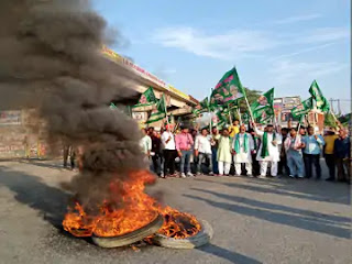 वैशाली में RJD MLA समर्थकों सहित हिरासत में; आरा, नवादा और बेगूसराय समेत कई जिलों में सुबह से ही हाईवे पर उतरे बंद समर्थक, गांधी सेतु 2 घंटे जाम रहा वैशाली में RJD MLA समर्थकों सहित हिरासत में; आरा, नवादा और बेगूसराय समेत कई जिलों में सुबह से ही हाईवे पर उतरे बंद समर्थक, गांधी सेतु 2 घंटे जाम रहा
