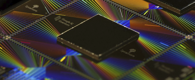 Chip informático Sycamore sobre una placa con colores.