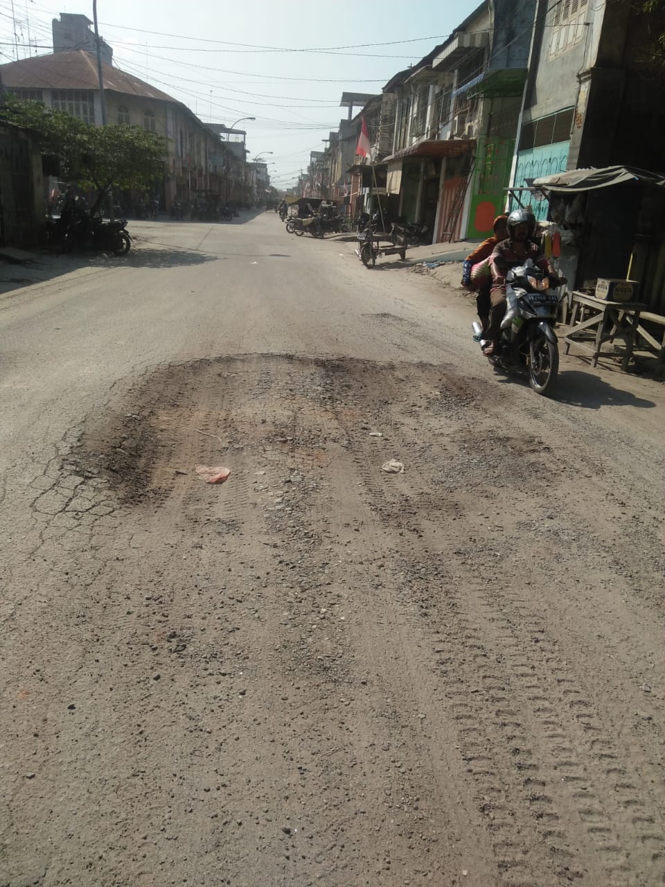 Kondisi Jalan Asahan yang berada di inti Kota Tanjungbalai yang sudah ruak dan berlubang-lubang, Jumat (3/8). Kondisi Jalan Asahan yang berada di inti Kota Tanjungbalai yang sudah ruak dan berlubang-lubang, Jumat (3/8).