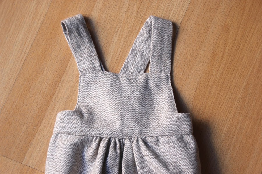 DIY Tutorial y patrones de ropa para bebes. Como hacer peto bebe