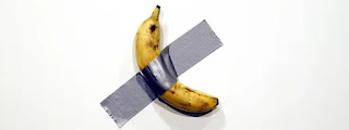 La banane scotchée (2019) de Maurizio Cattelan est supposée critiquer l'art contemporain