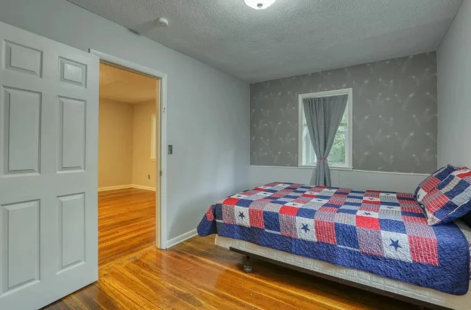 affordable-cozy-log-cabin-bedroom