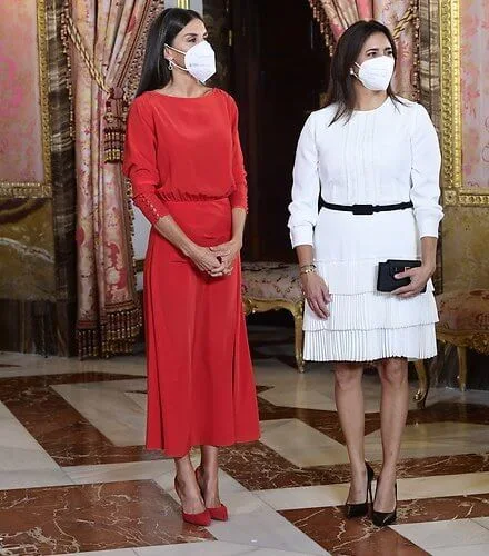 Queen Letizia wore a draped silk dress by Massimo Dutti. Carolina Herrera pumps and Aldo Jewelry earrings. María Juliana Ruiz