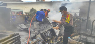 Satu Unit Toko dilahap Si Jago Merah, Kabag Ops Polres Pangkep Pimpin Evakuasi 