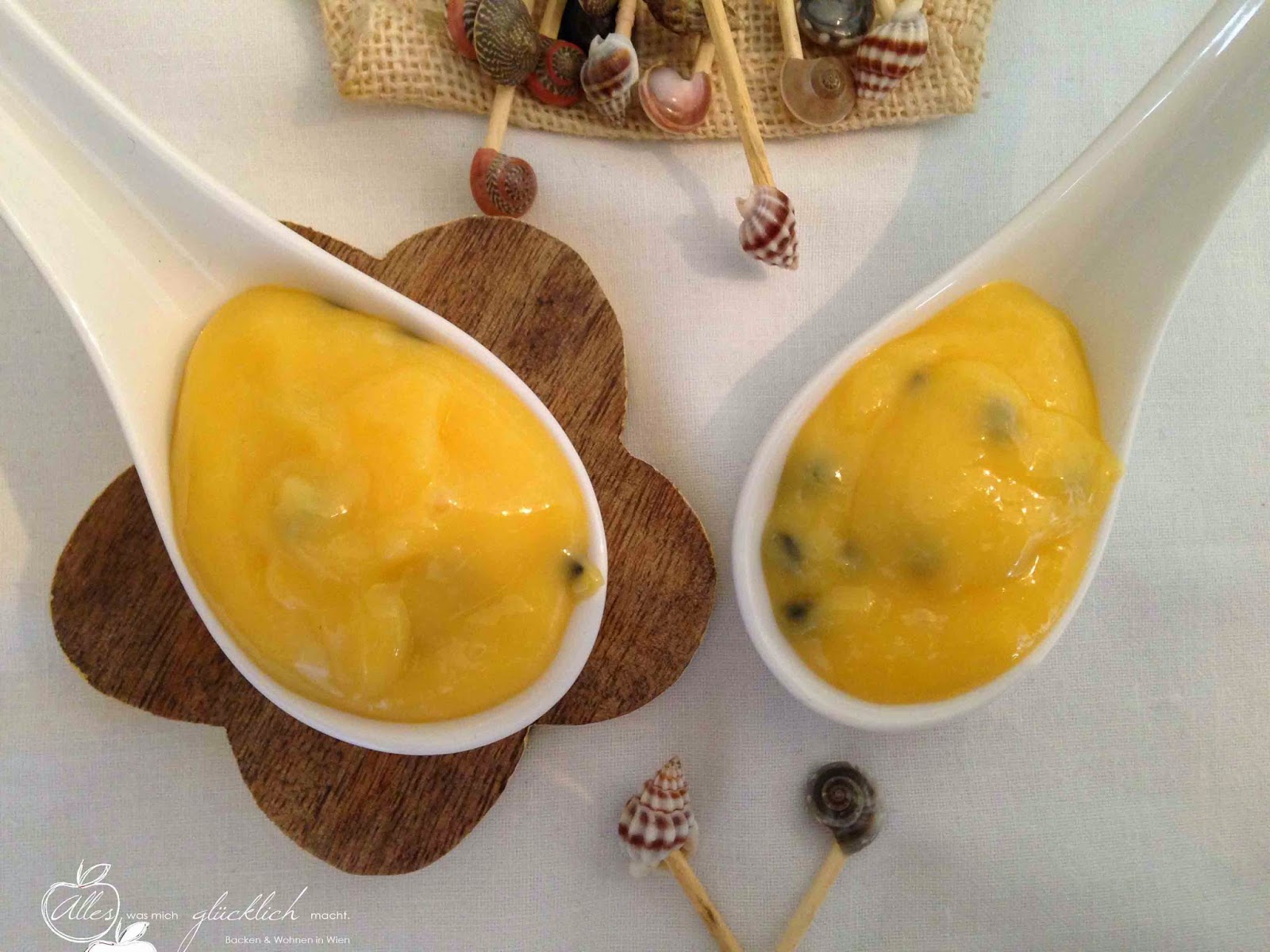 Mini Biskuit Röllchen mit Zitronen-Passionsfruchtcremefüllung