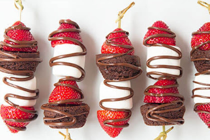 CHOCOLATE STRAWBERRY DESSERT KABOBS