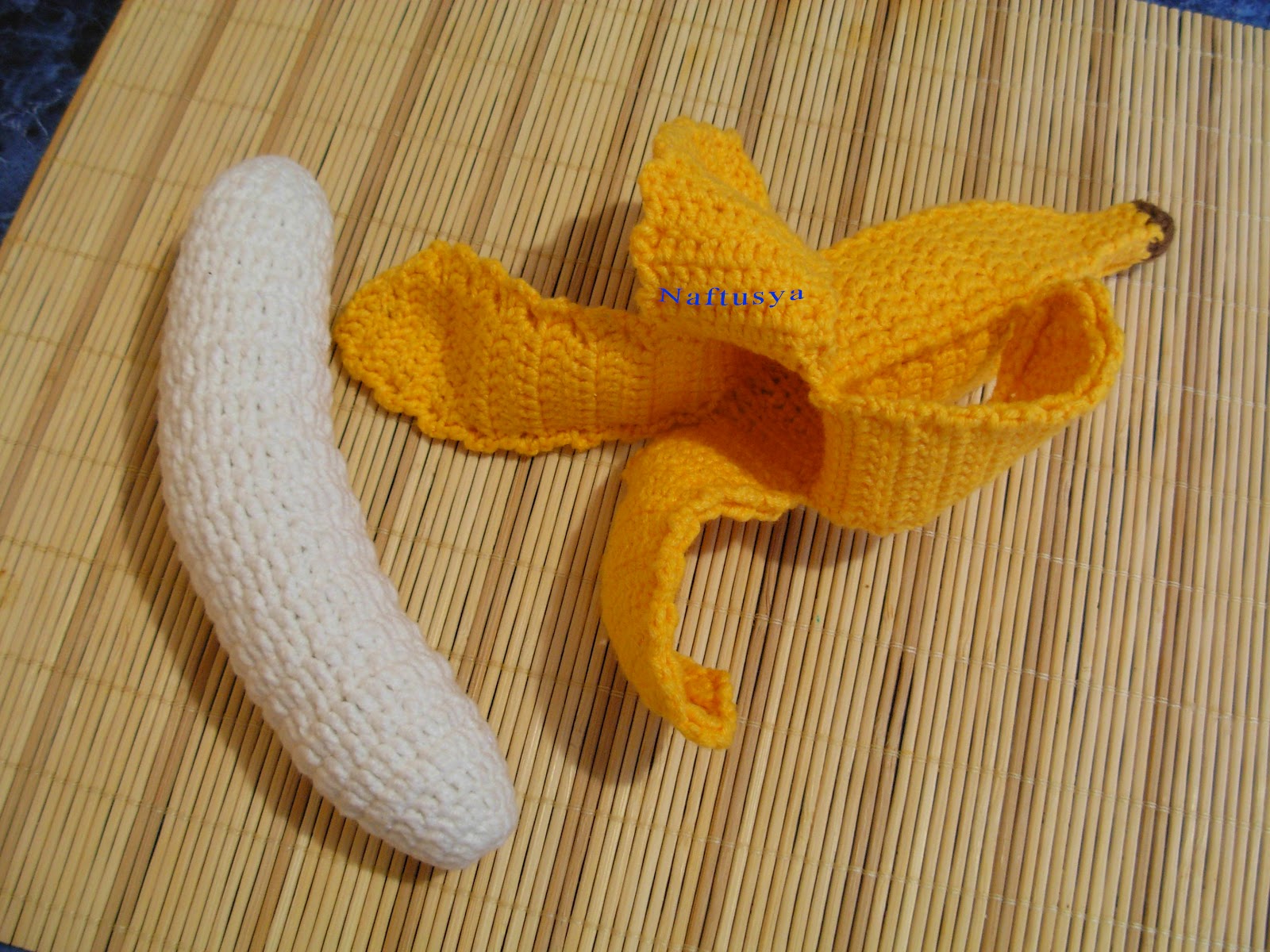Бананы связанные крючком. Банан крючком. Банан хулиган амигуруми. Вязаный банан. Банан крючком.