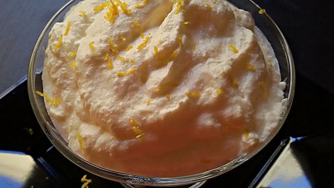 Mousse de limón con nata (crema de leche)
