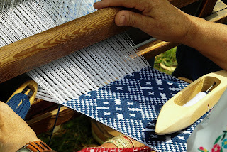 Handicraft, hand weaving, operating handloom, handloom design, हथकरघा,