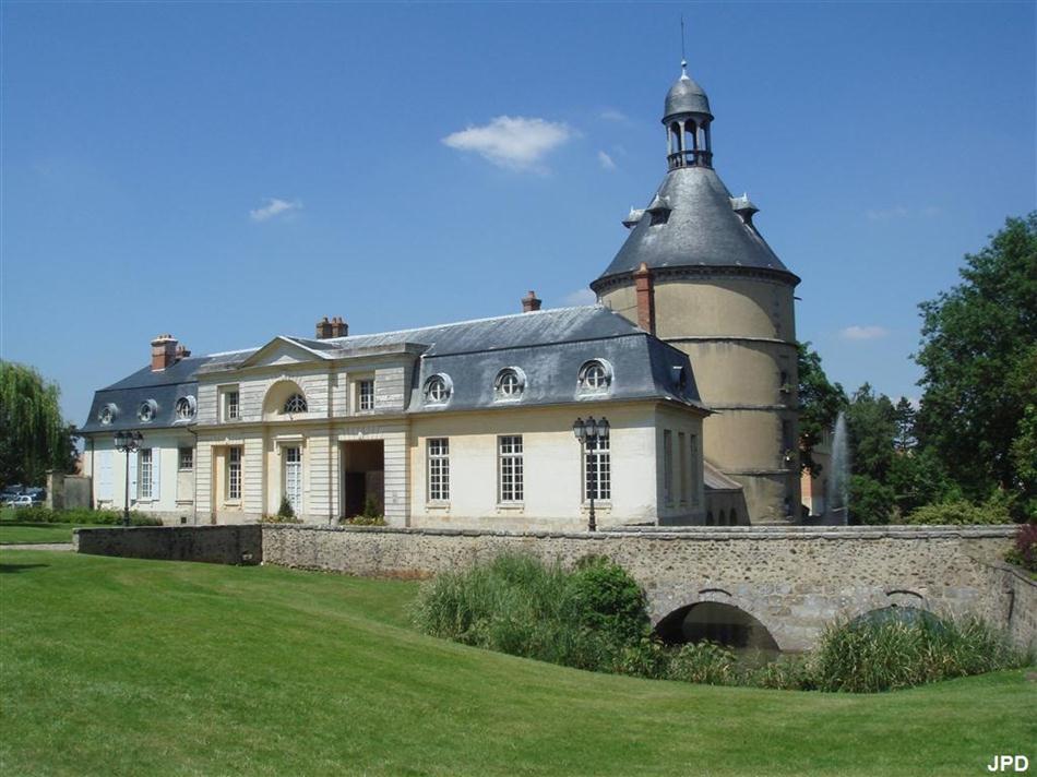 Parisbiseart Sainte Geneviève des bois Le donjon