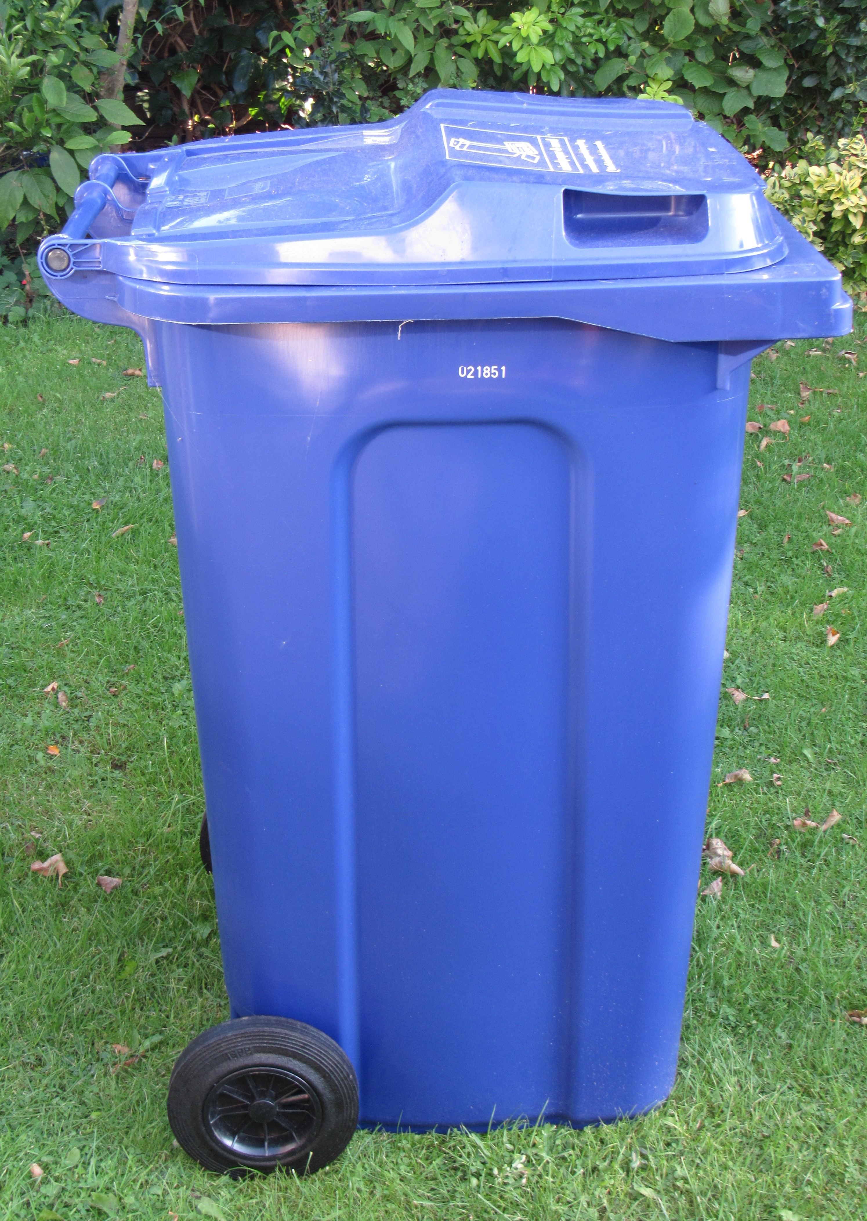 Grimsby News BRIGHT BLUE HUE MAKES NEW WHEELIE BIN 'OBTRUSIVE' CLAIMS