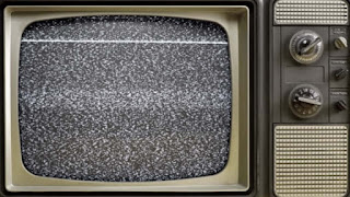 जब नीचे उड़ता हुआ वायुयान ऊपर से गुजरता है तो कभी - कभी टी.वी.स्क्रीन पर चित्र कुछ हिलते हुए दिखाई पड़ते हैं। ऐसा क्यों ? जब नीचे उड़ता हुआ वायुयान ऊपर से गुजरता है तो कभी - कभी टी.वी.स्क्रीन पर चित्र कुछ हिलते हुए दिखाई पड़ते हैं। ऐसा क्यों ?