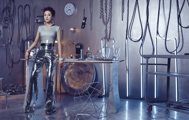 優家畫報 Modern Lady China June 2016, 張雨綺 2016 SS Loewe Silver Crocodile-Embossed Leather Trousers Editorials