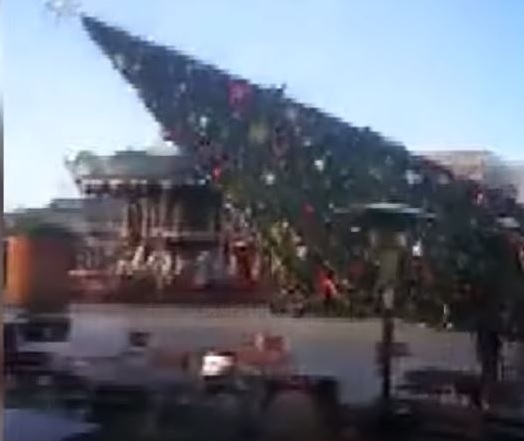 Strong Winds in Tirana, Christmas Tree down and many damages Strong Winds in Tirana, Christmas Tree down and many damages