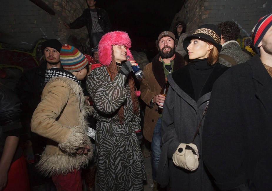 Бомж пати сценарий. Бомж стайл вечеринка. Вечеринка в стиле бомжей. Корпоратив в стиле бомжей. Вечеринка в стиле бомж стайл