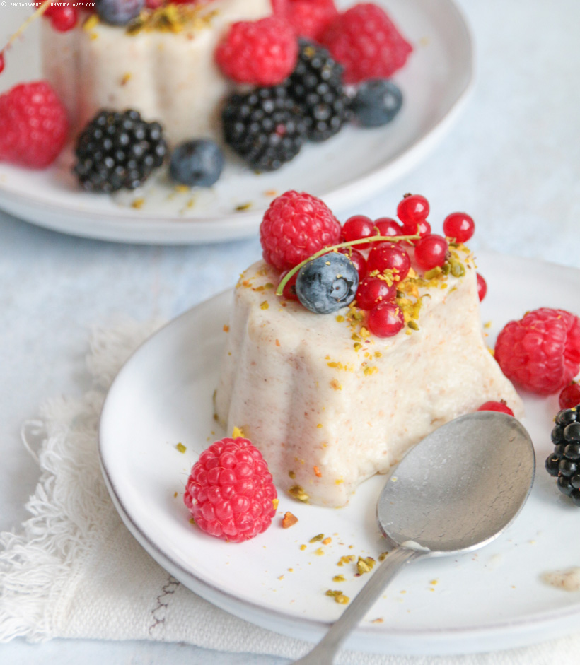 veganer Sommergrießbrei mit Beeren