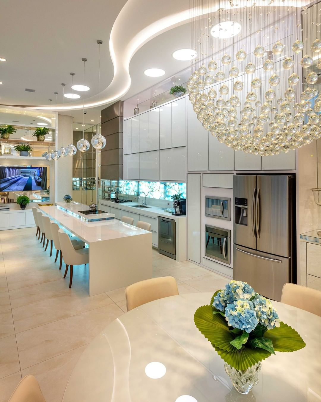 логотип на стене в офисе. лампочка энергетика. идея лампочка над головой. Hi idea. лампочка идея на прозрачном фоне.