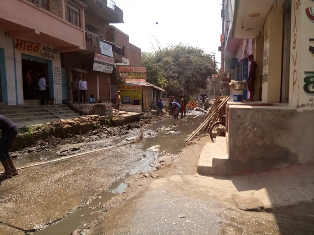 कमलनाथ नगर में दर्जनों घरों में घुसा नालें का सड़ांध मारने वाला गंदा पानी, लोग परेशान 3