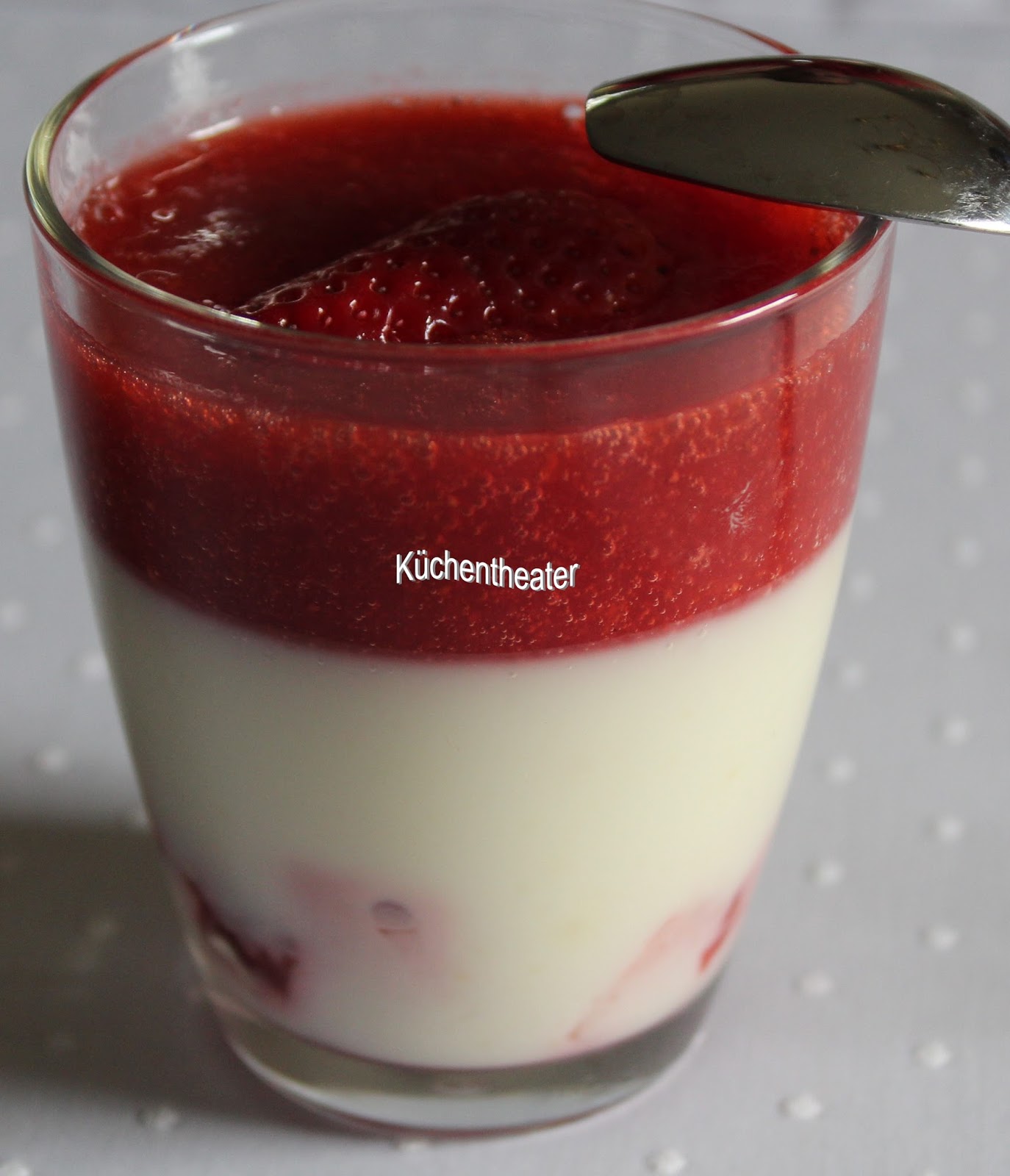Küchentheater: Joghurt-Panna-Cotta mit Erdbeeren