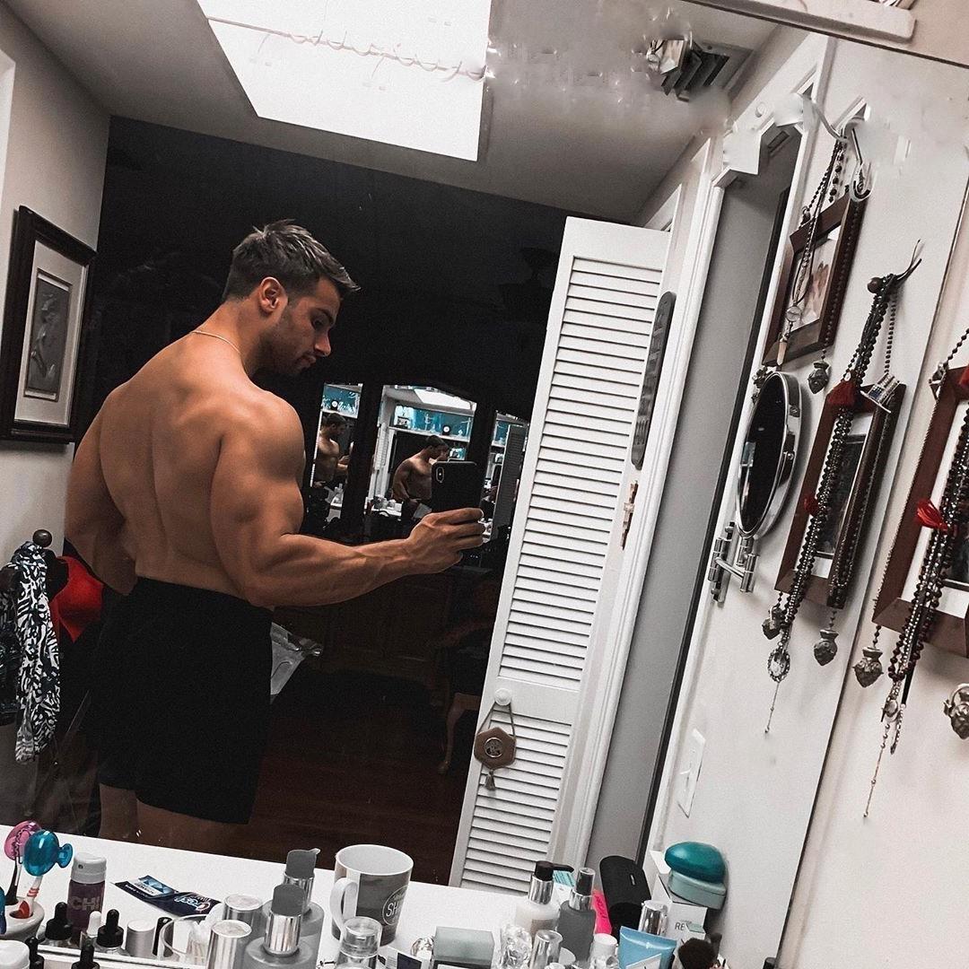 beefy-shirtless-men-sexy-strong-huge-back-biceps-veiny-arms-mirror-selfie