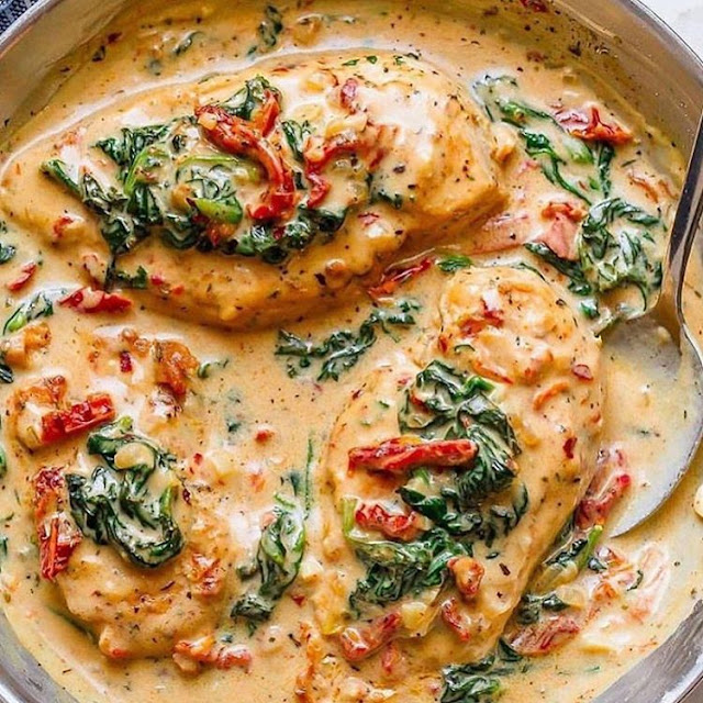 CHICKEN WITH SPINACH IN CREAMY PARMESAN SAUCE