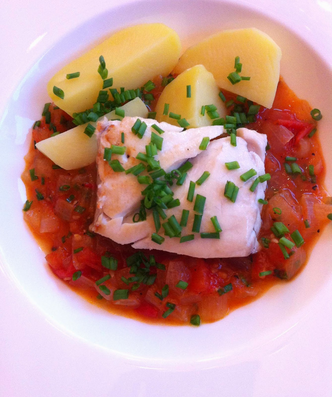 CUISINER BIEN : Fisch mit Tomaten-Zwiebel- Sauce